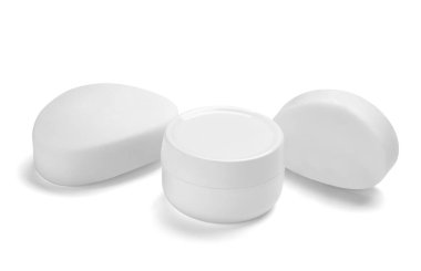 Beyaz bir güzellik kremi kabını ve beyaz arka plandaki tüpü kapat.