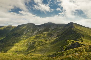 Yaz peyzaj dağlar ve mavi gökyüzü bulutlu
