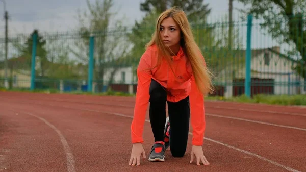 girl runner preparing to start