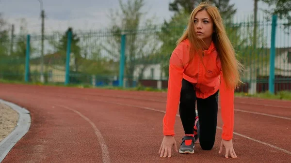 girl runner preparing to start