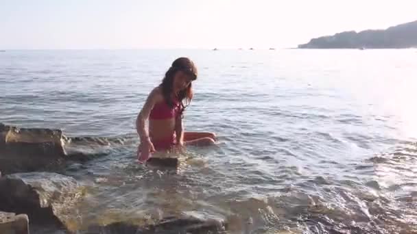 Liten flicka på havet. Flicka Tonåring bada i havet lycklig barndom och drömmar vatten — Stockvideo