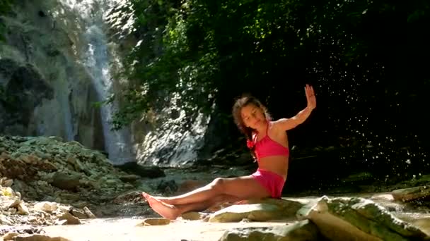 Flicka Tonåring turist i en baddräkt som badar i en Fjällsjö. Mountain river i bergen skog vilda vackra natur landskap — Stockvideo