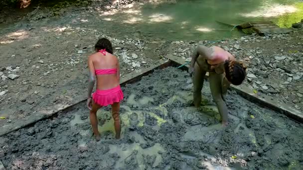 Kobiety i dziewczyny nastolatki turystycznych w kostiumie kąpielowym jest rozmazywany gliną leczniczych o charakterze lasu górskiego. Dziewczyna medycyna leczenie skóry — Wideo stockowe