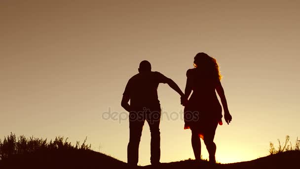 Man en vrouw paar in liefde silhouet springen in slow-motion video. Man en vrouw vreugde zonlicht lopen en springen op natuur silhouet — Stockvideo