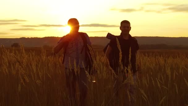 Två turister silhuetter. två turister naturen gå vid solnedgången. turist siluett natur slowmotion video — Stockvideo