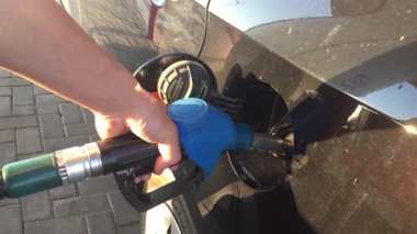 El ile yakıt dolum otomobil. Yakıt istasyonu. Araba benzin istasyonunda yakıt ikmali. Adam petrol benzin pompa
