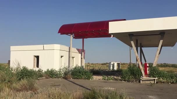 Gamla smutsiga gas station road 66. Övergiven bensinstation slutet av världen bränsle apokalyps bensin olja slow motion video — Stockvideo