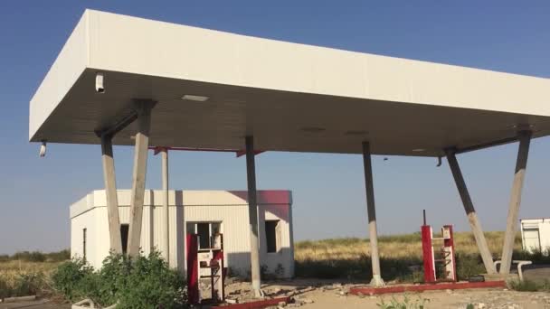 Old dirty gas station road 66. Abandoned gas station end of the world fuel apocalypse petrol slow motion video — Stock Video