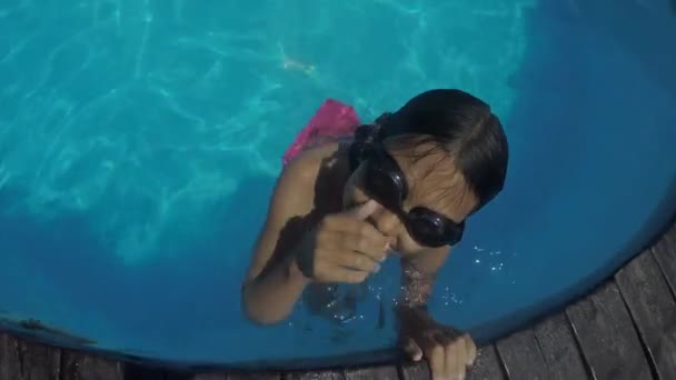 Девочка-подросток под водой в бассейне. девушка ныряет в бассейн под водой — стоковое видео