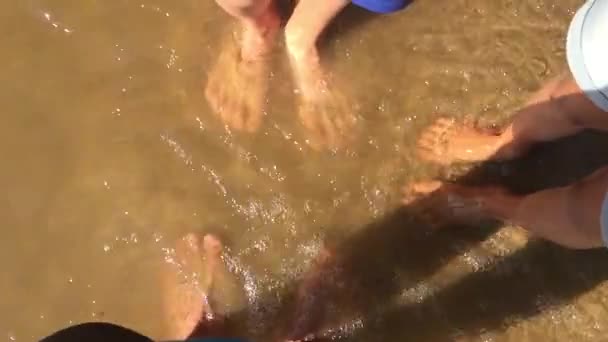 Αγόρι κορίτσι και man οικογενειακά πόδια σε αργή κίνηση βίντεο νερό ωκεανού. ισχυρά κύματα της οικογένειας υπόλοιπο άμμο θάλασσα — Αρχείο Βίντεο
