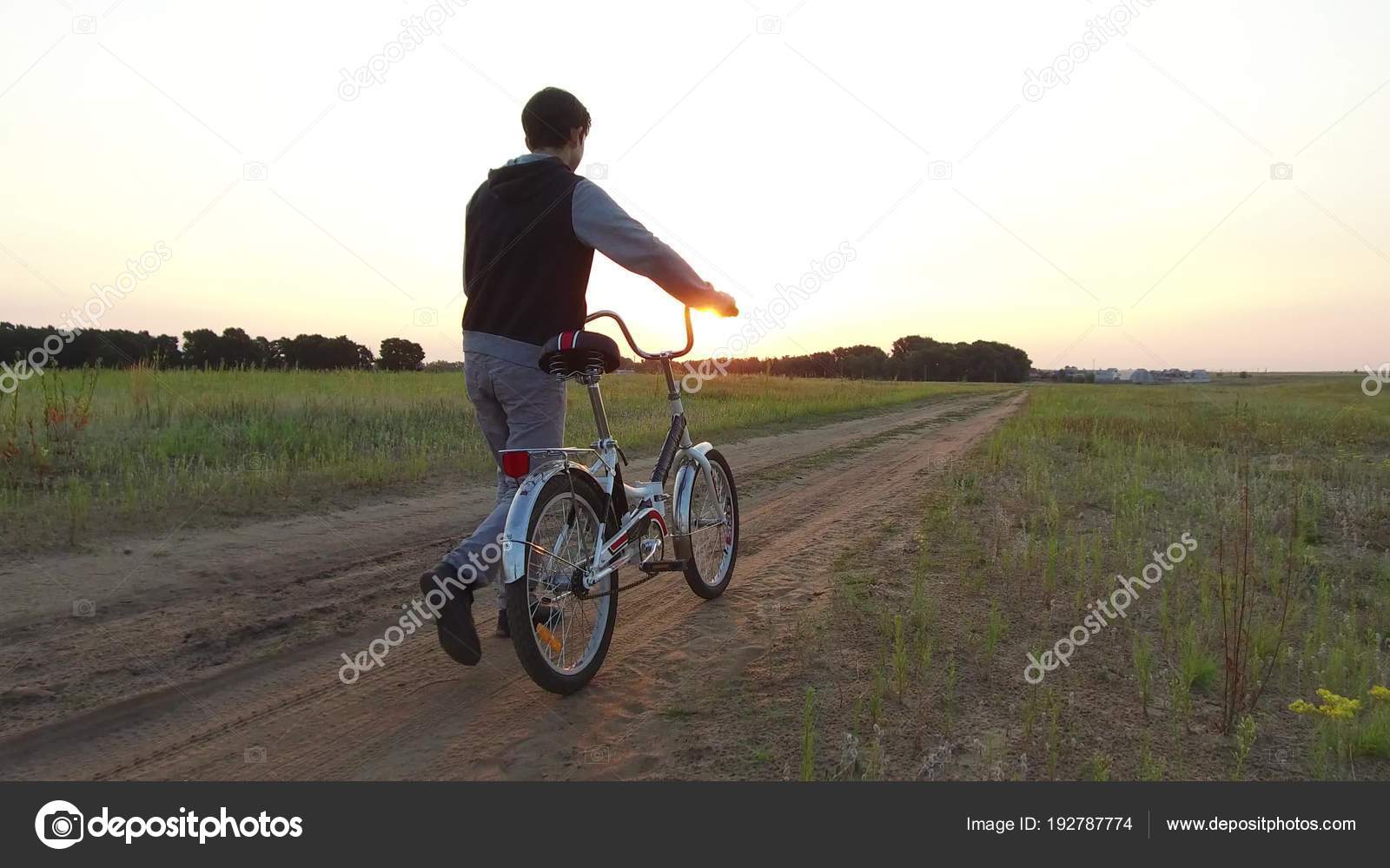 Велосипед. Велопутешествие с прицепом. Иди к велосипеду. Корзина для велосипеда на руль. Фото размытие в движении на велосипеде.