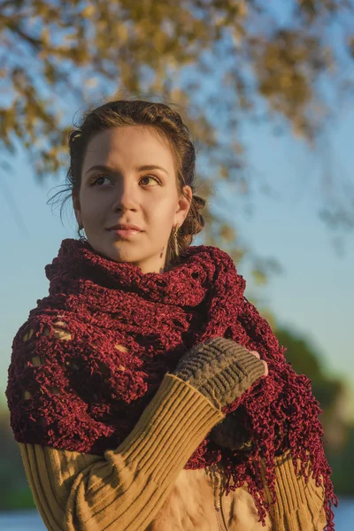Portret van een mooie jonge brunette vrouw in een rode poncho — Stockfoto