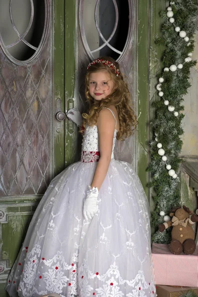 Blonďaté Dítě Kudrlinkami Elegantních Bílých Šatech Bílých Rukavicích — Stock fotografie