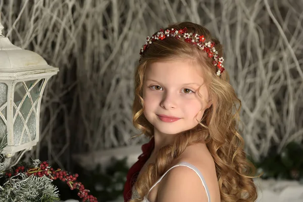 Enfant Blonde Avec Des Boucles Dans Une Robe Blanche Intelligente — Photo