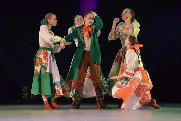 ロシア サンクトペテルブルク 2018 フェスティバルで子供のダンスグループ 生命の花 ロシアの民族弦の衣装で踊ります — ストック写真