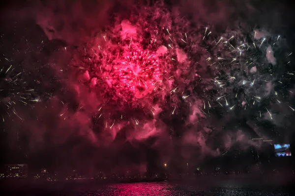 Abstrato, borrado, bokeh-estilo colorido foto de fogos de artifício acima do rio no Ano Novo — Fotografia de Stock