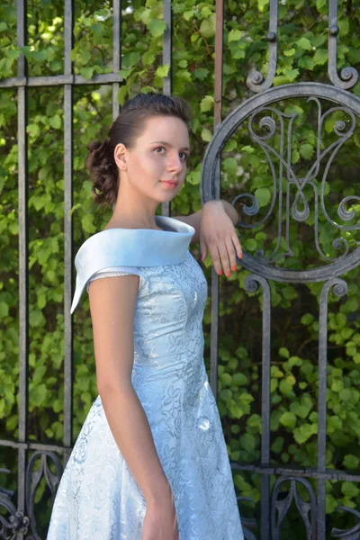 Krásná Brunetka Světle Modré Večerní Šaty Venku — Stock fotografie