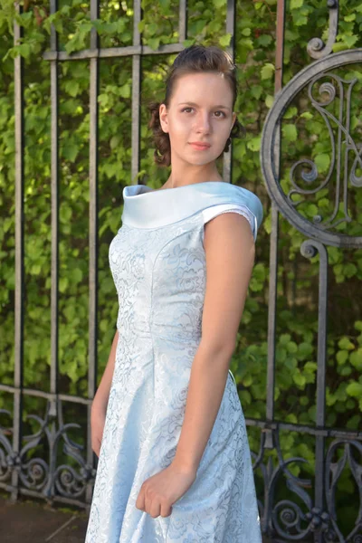 Красивая Брюнетка Бледно Голубом Вечернем Платье Открытом Воздухе — стоковое фото