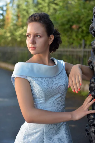 Vacker Brunett Blekblå Aftonklänning Utomhus — Stockfoto