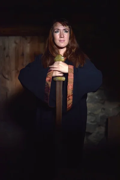 Femme Dans Une Robe Sombre Avec Épée — Photo