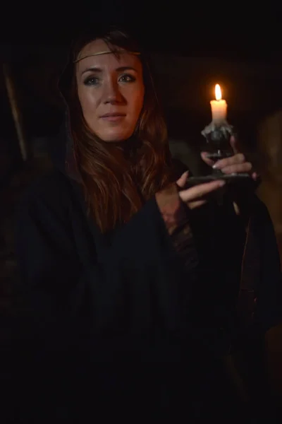 一个女人在黑暗中手里拿着蜡烛的肖像 — 图库照片
