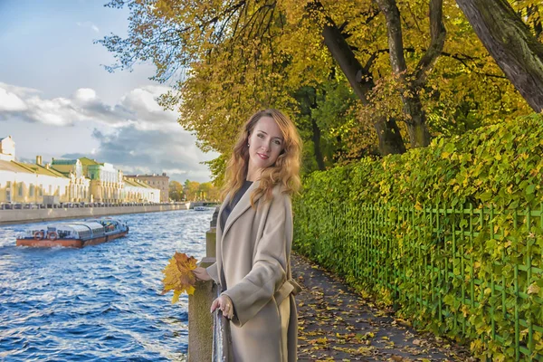 Beautiful brunette woman in autumn beige coat. — Stock Photo, Image