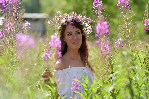 Brünette Weiß Sommer Tee Weidenfeld Mit Kranz Auf Dem Kopf — Stockfoto