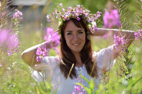 Brünette Weiß Sommer Tee Weidenfeld Mit Kranz Auf Dem Kopf — Stockfoto