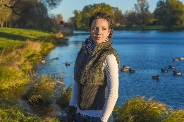 Junge Schöne Mädchen Herbst Auf Einem Hintergrund Des Sees — Stockfoto