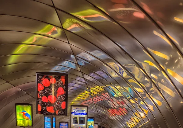 Descenso en el metro, Petersburgo, Rusia —  Fotos de Stock