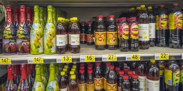 Limonadas en los estantes de las tiendas, Petersburgo, Rusia — Foto de Stock