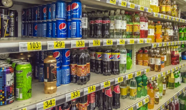 Limonadas en los estantes de las tiendas, Petersburgo, Rusia — Foto de Stock