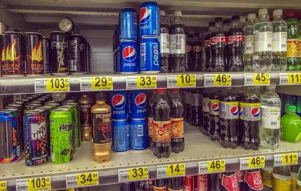 Limonadas en los estantes de las tiendas, Petersburgo, Rusia — Foto de Stock