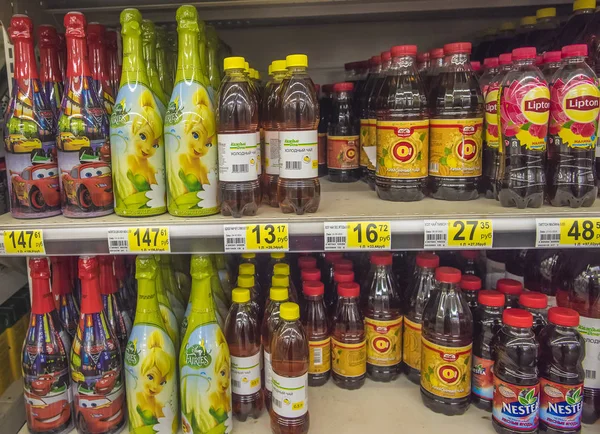 Limonádék a boltok polcain, Szentpétervár, Oroszország — Stock Fotó