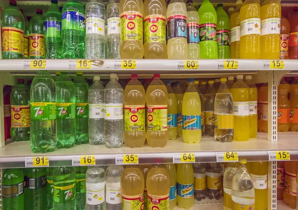 Lemoniady na półkach sklepowych, Petersburg, Rosja — Zdjęcie stockowe