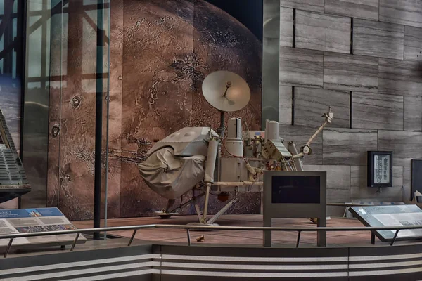 华盛顿- 2016年6月24日：华盛顿特区史密森国家航空航天博物馆（英语：Smithsonian National Air and Space Museum），2016年6月24日展出。它拥有世界上最大的历史性飞机和航天器收藏. — 图库照片