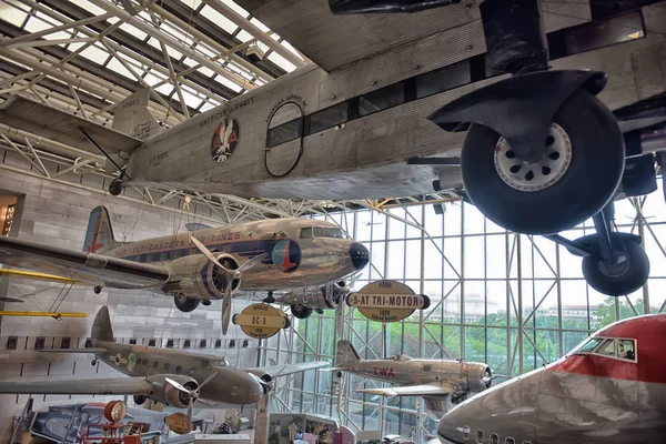 WASHINGTON, DC - 24.06.2016: Smithsonian National Air and Space Museum i Washington, DC, sett den 24.06.2016. Här finns den största samlingen av historiska flygplan och rymdfarkoster i världen. — Stockfoto