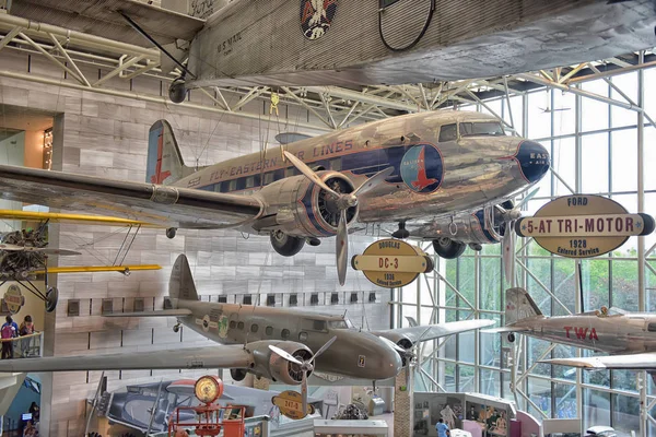 WASHINGTON, DC - 24.06.2016 : Smithsonian National Air and Space Museum à Washington, DC, vu le 24.06.2016. Il possède la plus grande collection d'aéronefs et d'engins spatiaux historiques au monde . — Photo