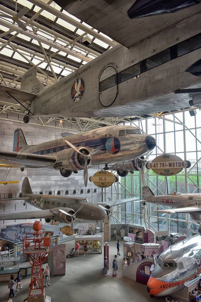 2016 년 2 월 6 일에 확인 함 . WASHINGTON, DC - 24.06.2016: Smithsonian National Air and Space Museum in Washington, DC, 2016. 역사 상 최대 규모의 항공기와 우주선을 보유하고 있다.. — 스톡 사진