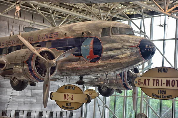 WASHINGTON, DC - 24.06.2016: Smithsonian National Air and Space Museum ve Washingtonu, DC, viz 24.06.2016. Drží největší sbírku historických letadel a kosmických lodí na světě. — Stock fotografie