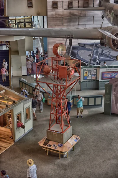 华盛顿- 2016年6月24日：华盛顿特区史密森国家航空航天博物馆（英语：Smithsonian National Air and Space Museum），2016年6月24日展出。它拥有世界上最大的历史性飞机和航天器收藏. — 图库照片