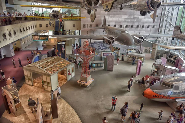 WASHINGTON, DC - 24.06.2016: Narodowe Muzeum Lotnictwa i Przestrzeni Kosmicznej Smithsonian w Waszyngtonie, Waszyngton, dane z 24.06.2016. Posiada największą kolekcję historycznych samolotów i statków kosmicznych na świecie. — Zdjęcie stockowe