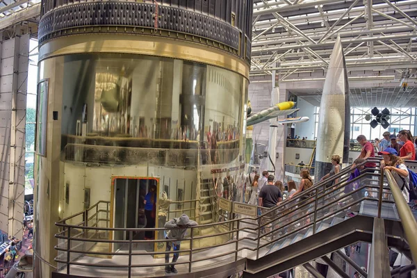 WASHINGTON, DC - 24.06.2016: Museo Nacional del Aire y el Espacio Smithsonian en Washington, DC, visto el 24.06.2016. Posee la mayor colección de aviones históricos y naves espaciales del mundo . — Foto de Stock