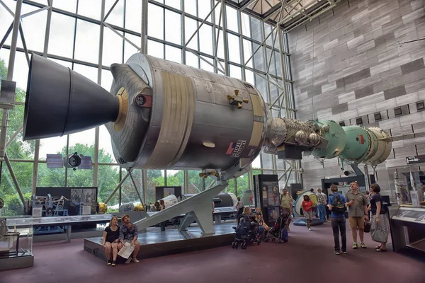 WASHINGTON, DC - 24.06.2016: Museo Nacional del Aire y el Espacio Smithsonian en Washington, DC, visto el 24.06.2016. Posee la mayor colección de aviones históricos y naves espaciales del mundo . — Foto de Stock