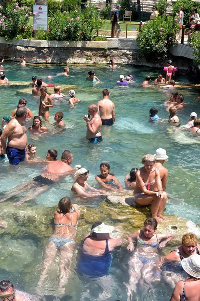 Pammukale, Turquía - 19 de julio de 2015: La gente en la antigua Cleopata — Foto de Stock