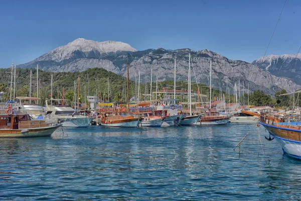 Kemer, Turecko - 17. července 2015: Turistické plachetnice v Kemeru, — Stock fotografie