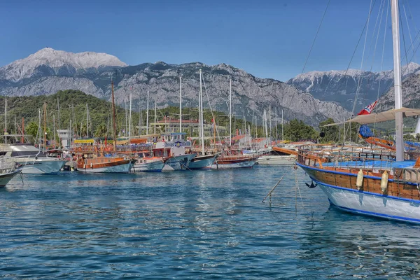 Kemer, Turecko - 17. července 2015: Turistické plachetnice v Kemeru, — Stock fotografie