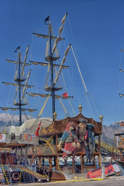 Kemer, Turkiet - 17 juli 2015: Turistiska segelbåtar i Kemer, — Stockfoto