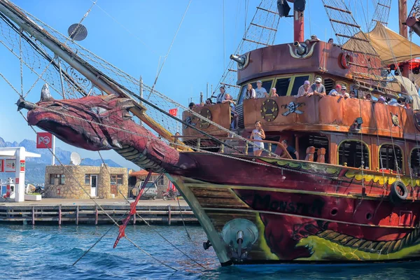 Kemer, Turkey - 17 Temmuz 2015: Kemer turistik yelkenli tekneler, — Stok fotoğraf