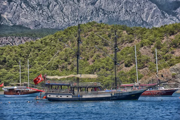 Kemer, Turcja - 17 lipca 2015: Turystyczne łodzie żaglowe w Kemer, — Zdjęcie stockowe